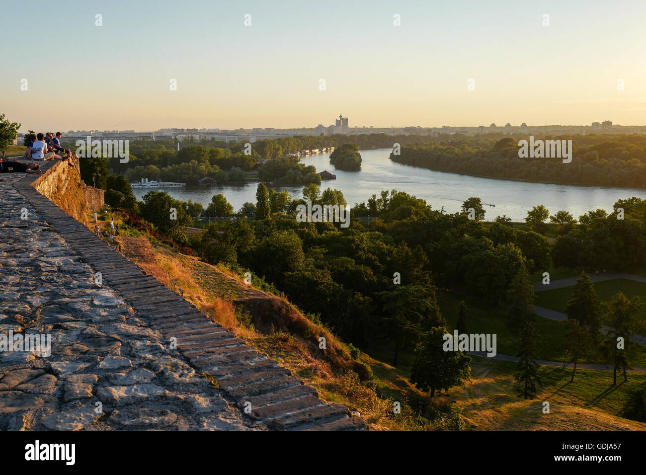 Vista del punto di giunzione tra la Sava e fiumi Danubio a Belgrado in Serbia Foto Stock
