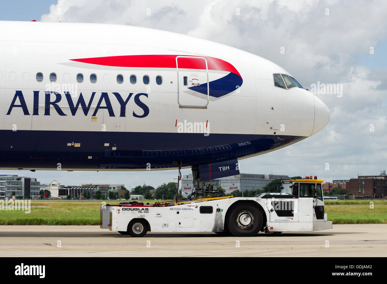 British Airways Boeing 777 trainato per stand all'Aeroporto di Londra Heathrow Foto Stock