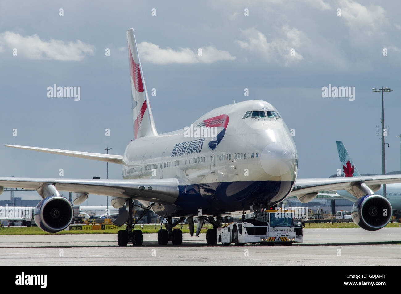 British Airways Boeing 747 trainato per stand all'Aeroporto di Londra Heathrow Foto Stock