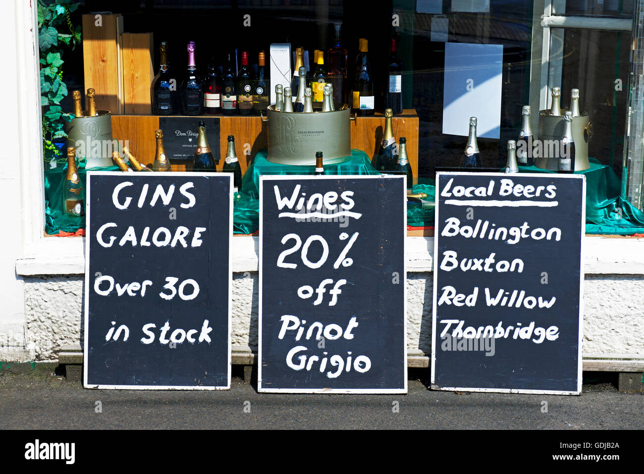 Segni al di fuori off-licenza shop, England Regno Unito Foto Stock