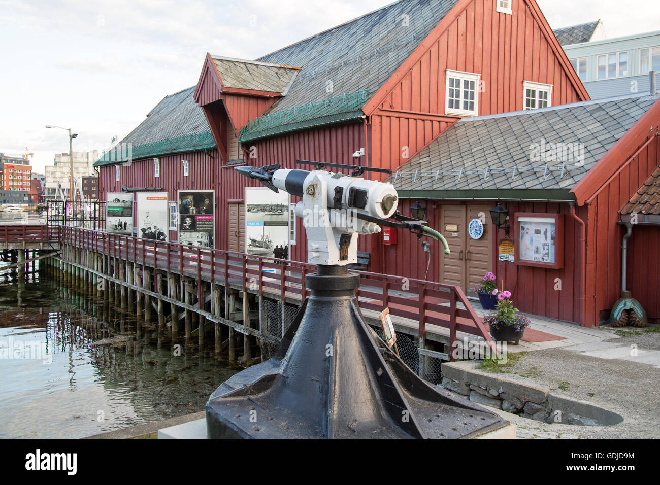 La caccia alla balena pistola arpione al di fuori del museo polare, Tromso, Norvegia Foto Stock