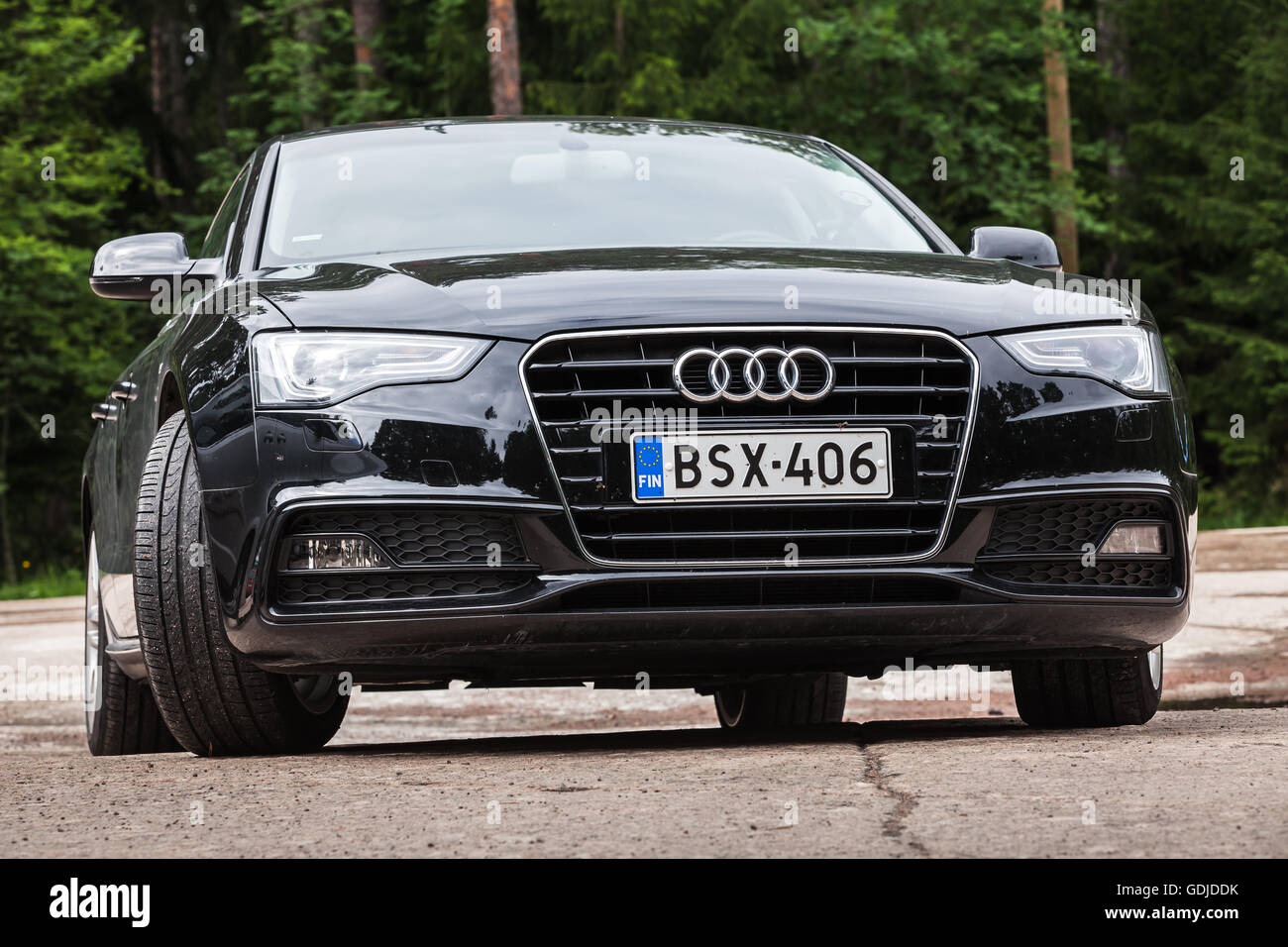 Kotka, in Finlandia - Luglio 16, 2016: Nero Facelift Audi A5 2.0 TDI 2012 anno modello Facelift auto, closeup vista frontale Foto Stock