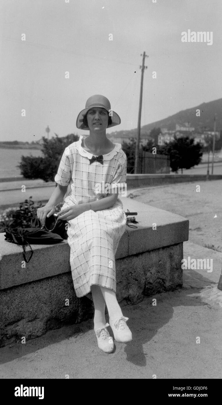 1920 Lady, pone in un superbo vestito, Cornovaglia 1922 Fotografia di Tony Henshaw Foto Stock