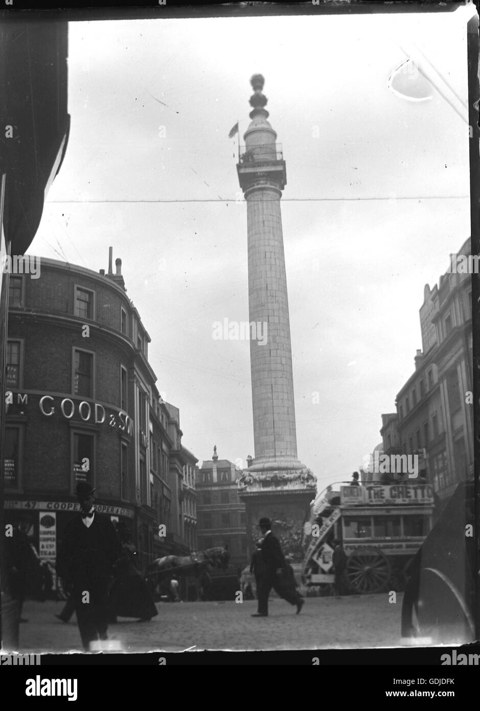 Vista verso il monumento al Grande Incendio di Londra, King William Street nella città di Londra c1905. Foto Stock
