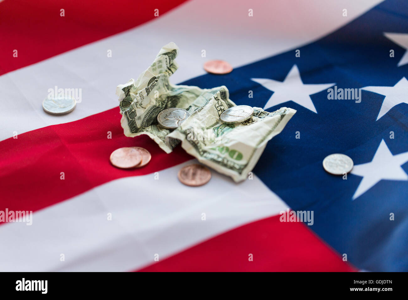 Close up della bandiera americana e denaro Foto Stock