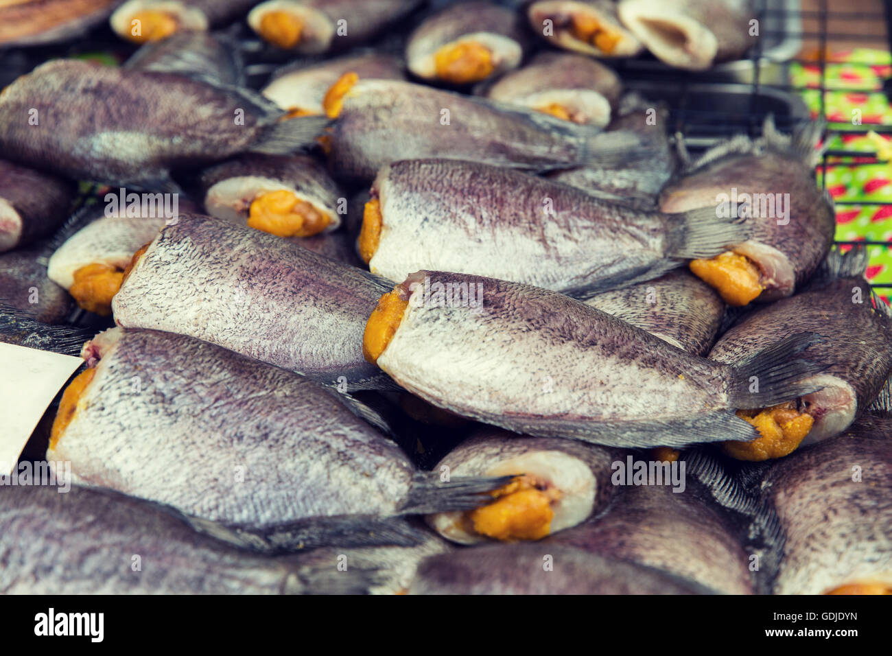 Ripiene di pesce o frutti di mare a asian street market Foto Stock