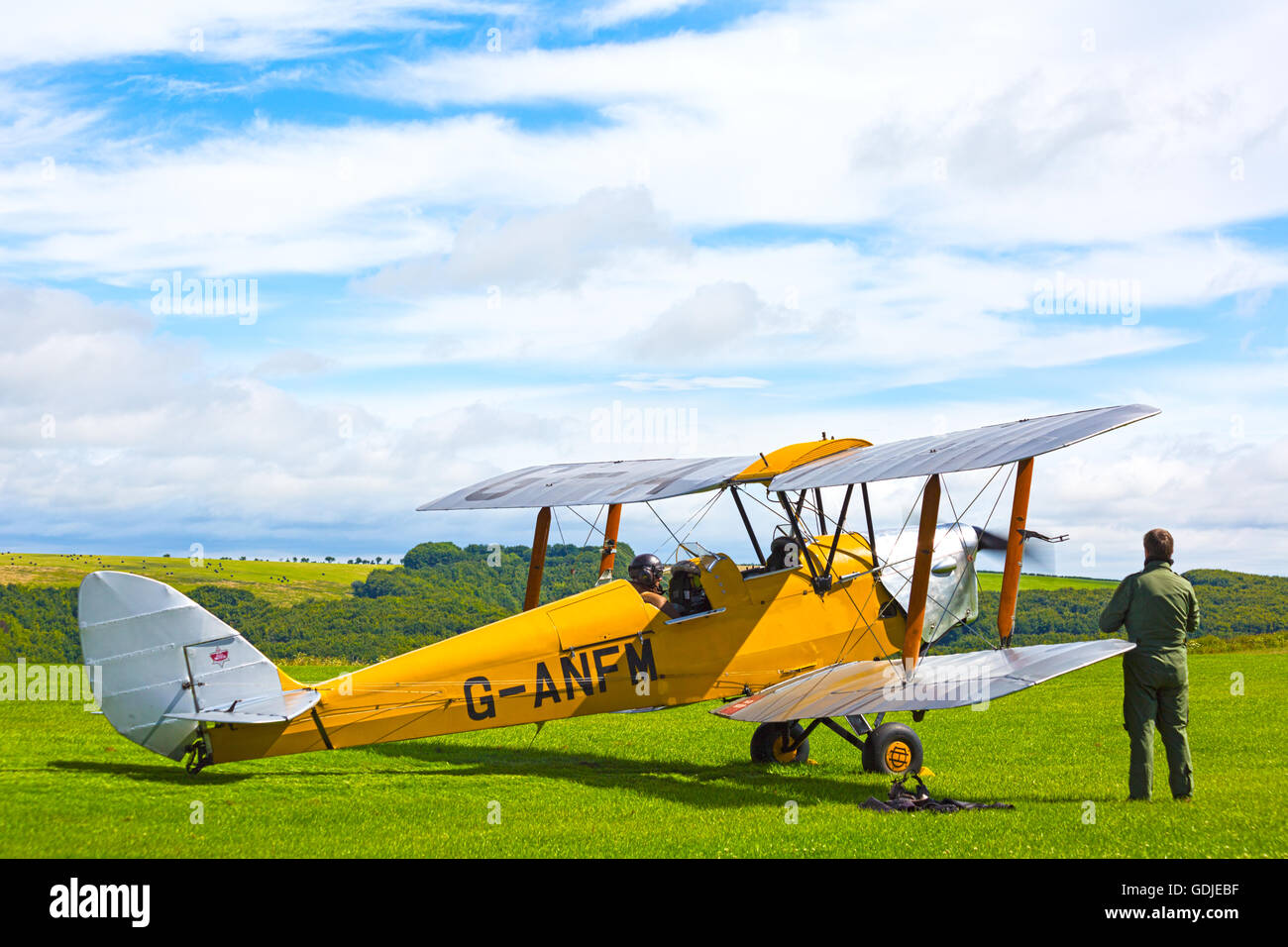 Preparatevi a volare l'aereo biplano Tiger Moth al campo d'aviazione Compton Abbas, Dorset, UK nel mese di luglio - hdr Effect - 1941 De Havilland DH-82A Foto Stock