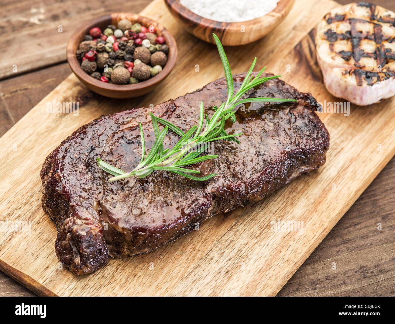 Bistecca di occhio di nervatura con spezie sul vassoio in legno Foto Stock