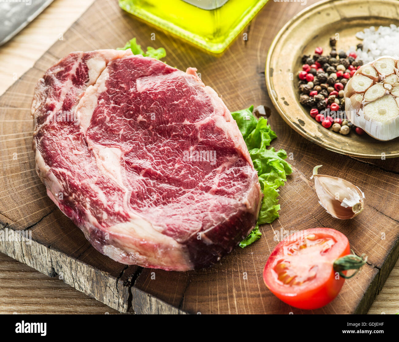 Bistecca di occhio di nervatura con spezie sul vecchio vassoio in legno Foto Stock