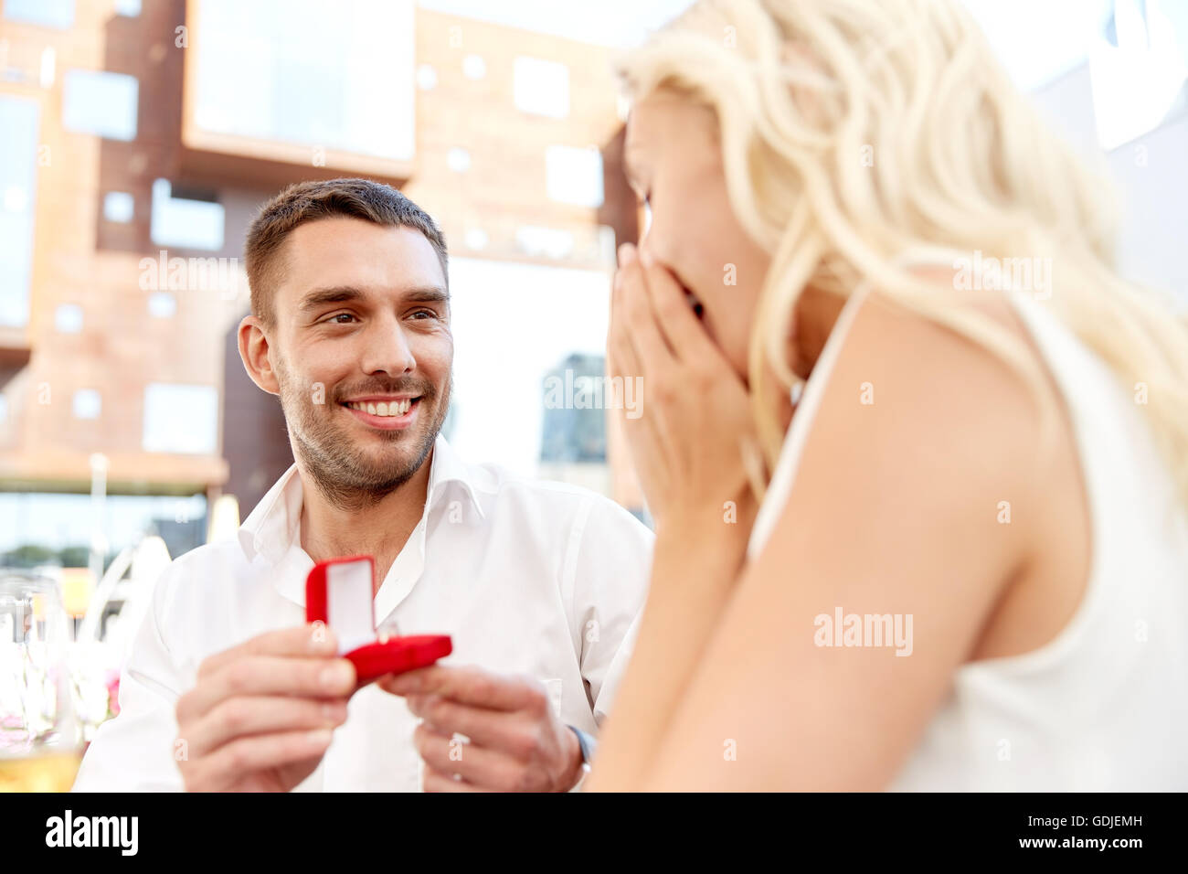 Uomo con anello di fidanzamento facendo proposta per donna Foto Stock
