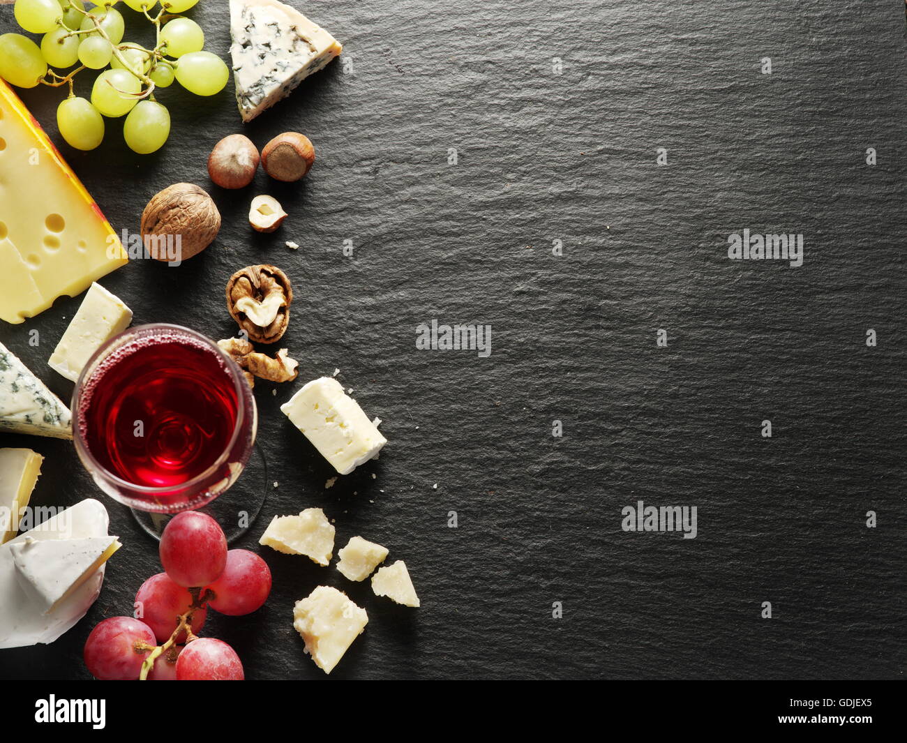 I diversi tipi di formaggi con bicchiere di vino e di frutta. Vista dall'alto. Foto Stock