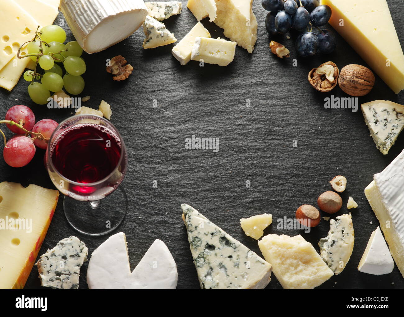I diversi tipi di formaggi con bicchiere di vino e di frutta. Vista dall'alto. Foto Stock