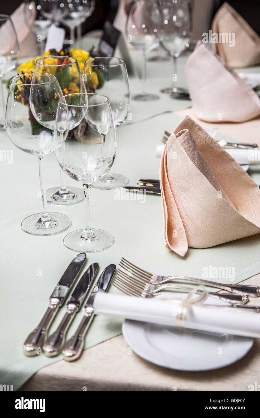 Festa di nozze impostazione cena presso il ristorante. Foto Stock