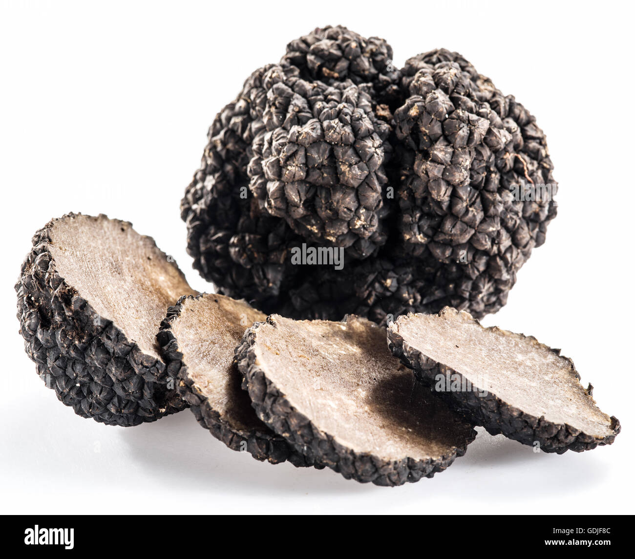 I tartufi neri isolati su uno sfondo bianco. Foto Stock