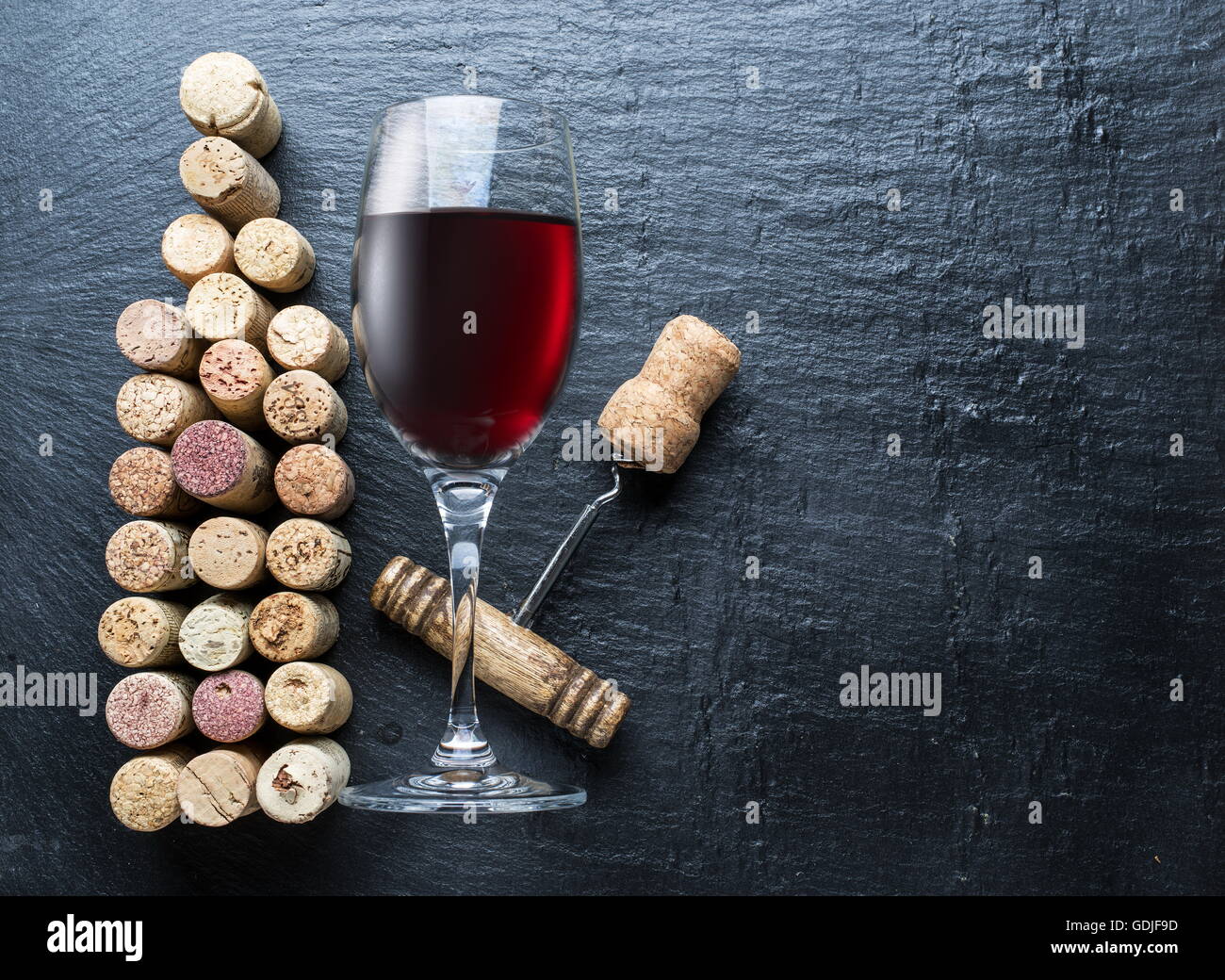 Tappi vino a forma di bottiglia di vino sullo sfondo di grafite. Foto Stock