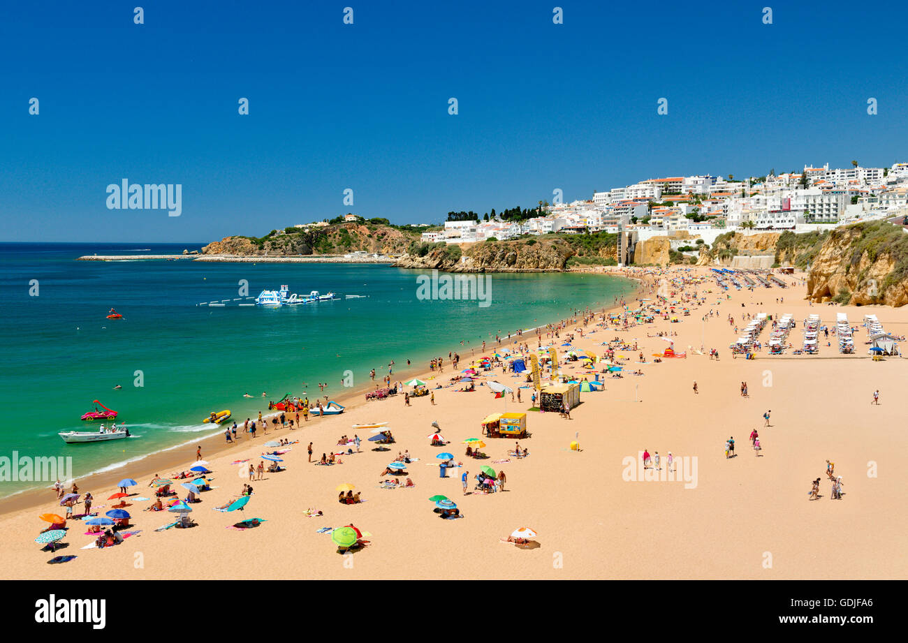 Il Portogallo, Algarve Albufeira, spiaggia e città in estate Foto Stock