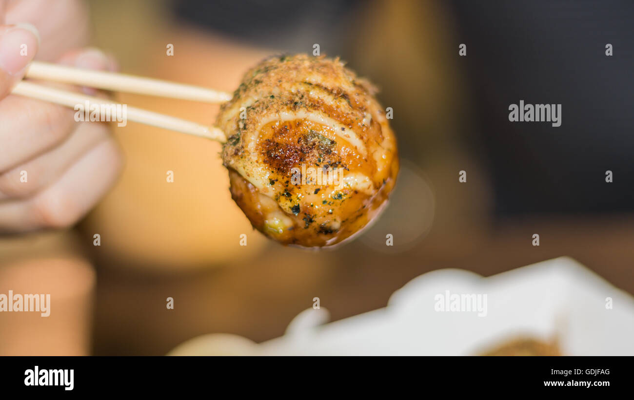 Takoyaki, delizioso stile giapponese octopus pancake, topping con condimento multipli, molto famoso per il tempo di snack. Foto Stock