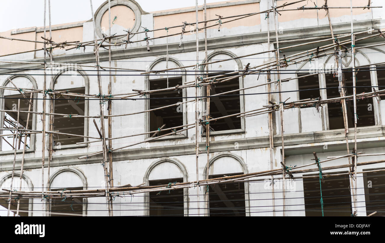 Il restauro della facciata della casa alti, MONTAGGIO PONTEGGI Foto Stock
