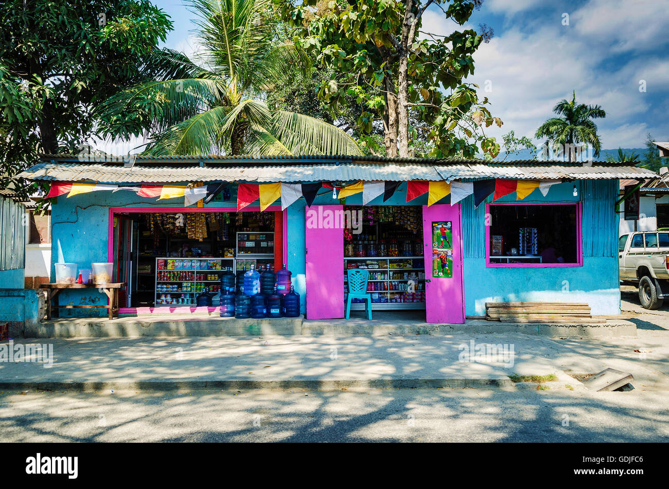 Coloratissimo negozio di alimentari nel centro di Dili street a Timor Est Asia Foto Stock