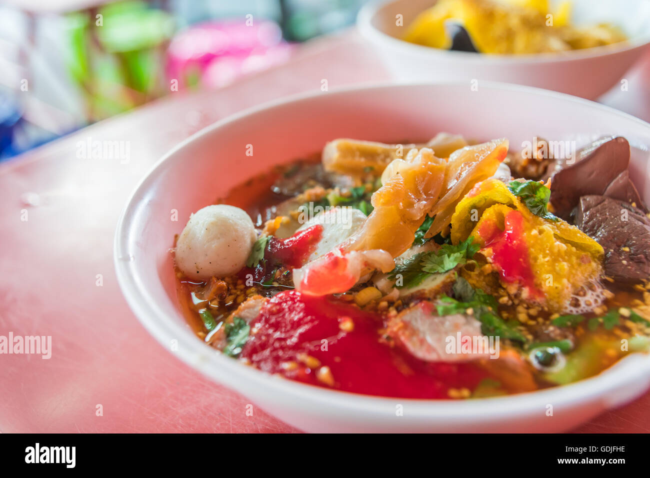 Spaghetti di riso con frutti di mare Pesce palla in zuppa rossa (Yen Ta Fo) Foto Stock