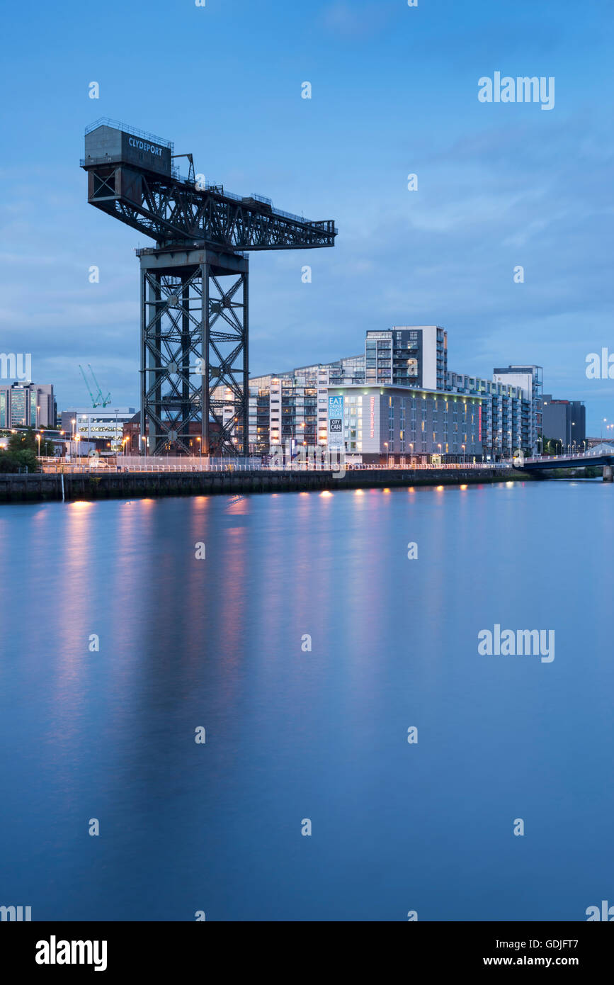 Il Finnieston gru e Clyde Arc sul fiume Clyde, Glasgow, Scozia Foto Stock