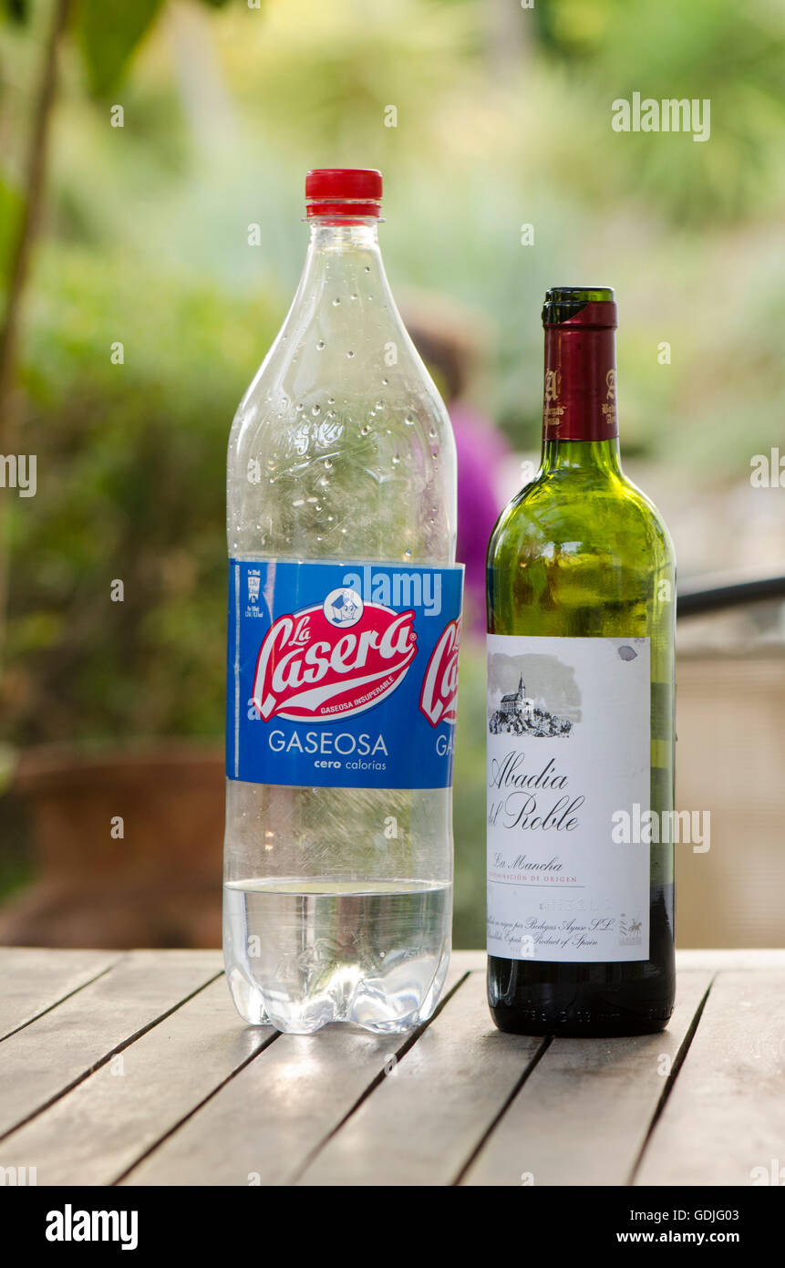 Bottiglia di La Casera (soda) e vino per la miscelazione di un tinto de verano. Spagna. Foto Stock
