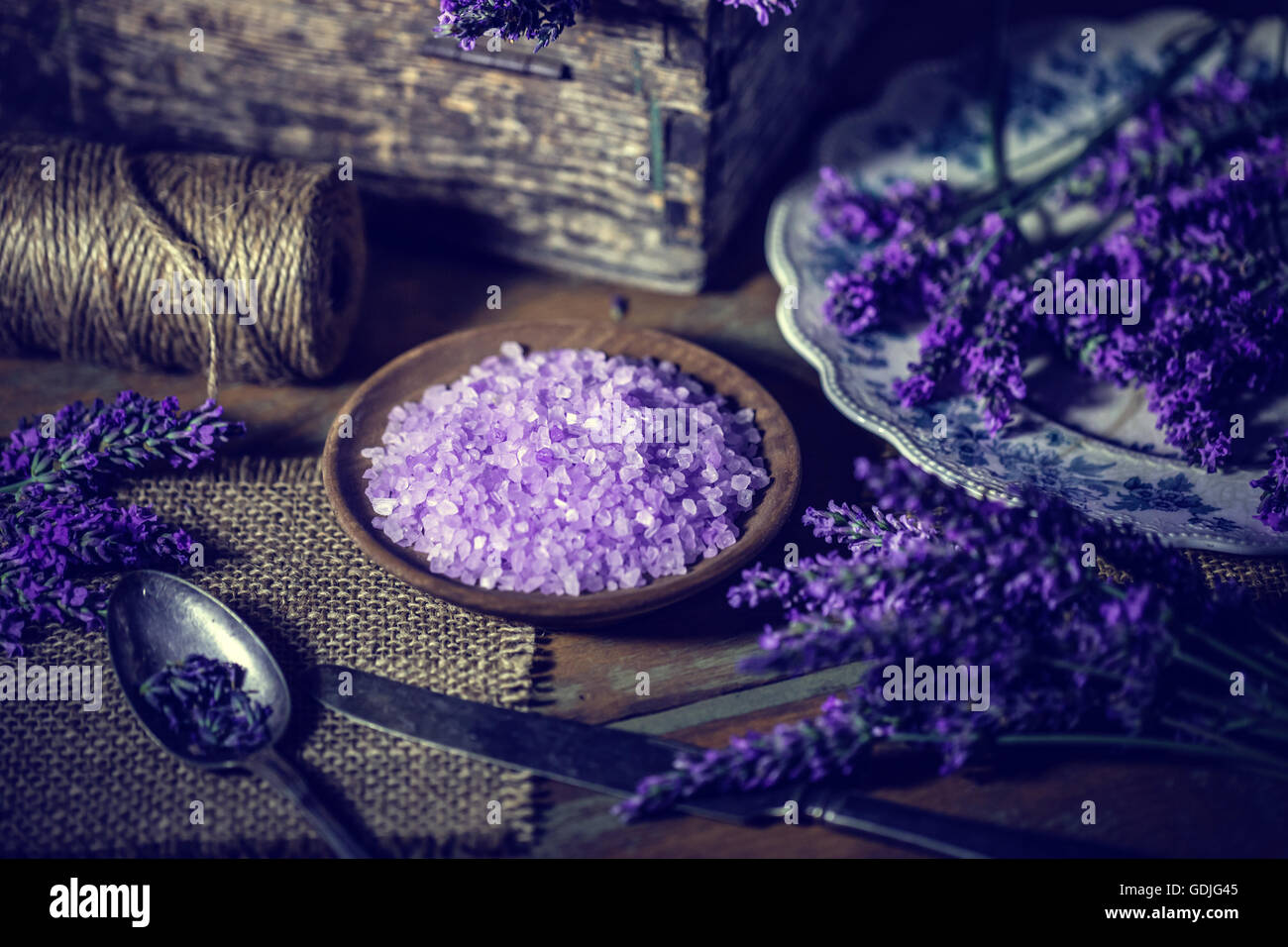 Sale da bagno e il mazzetto di freschi di fiori di lavanda Foto Stock