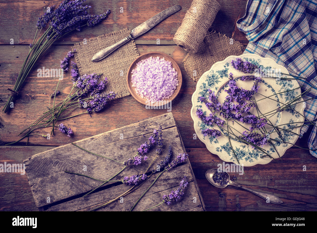 Bagno alla lavanda sale e il mazzetto di fiori freschi Foto Stock