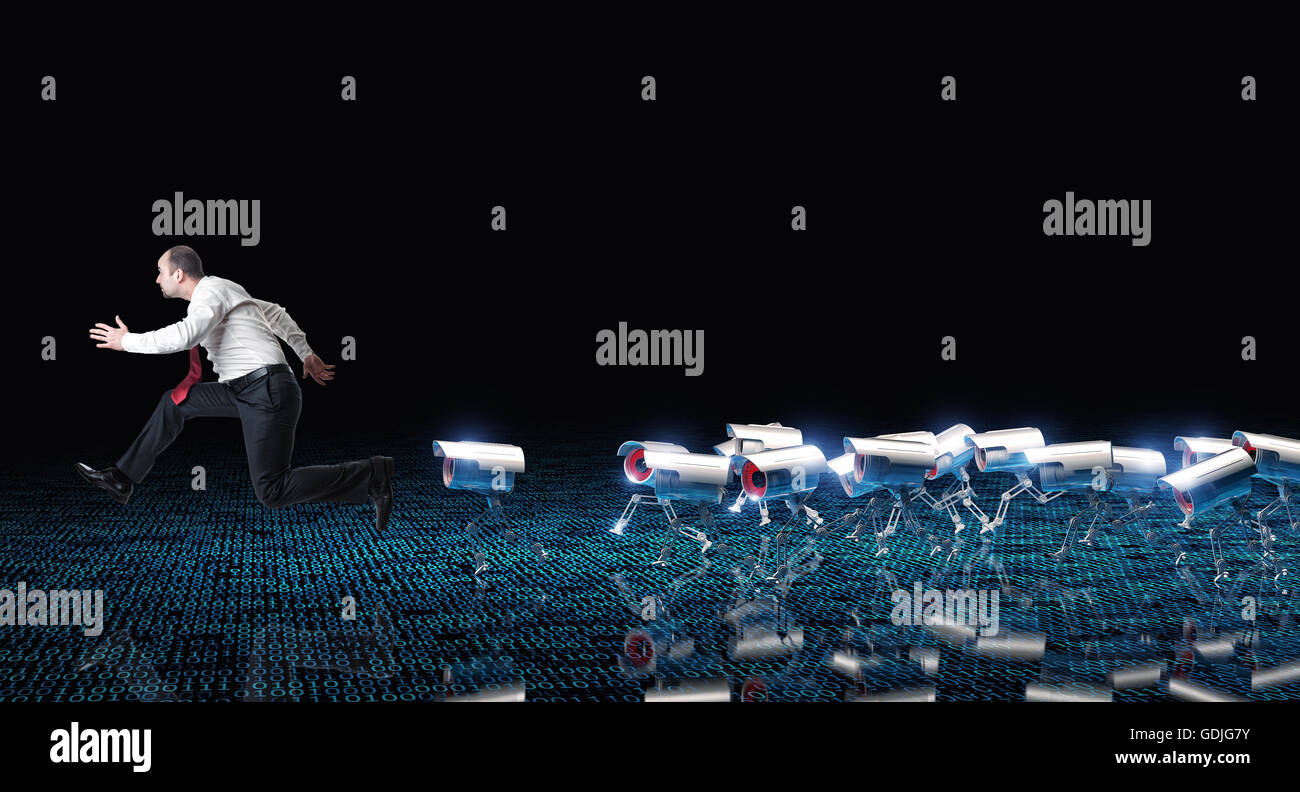 Esecuzione di uomo e robot tvcc sul codice binario sfondo Foto Stock