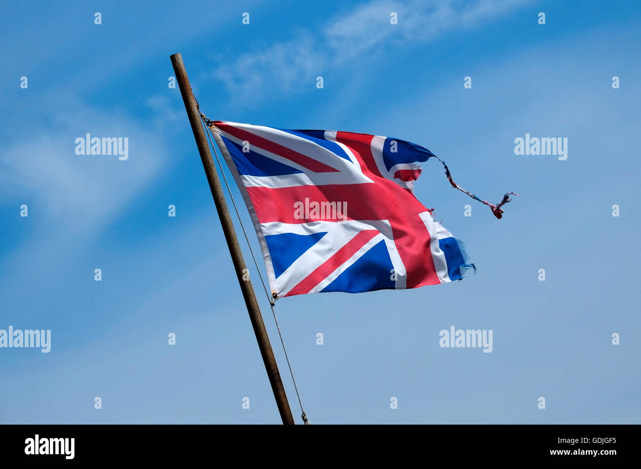 Strappato union jack flag in pole Foto Stock