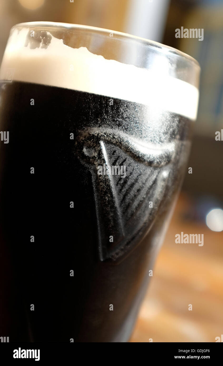 La pinta di Guinness refrigerate in vetro freddo Foto Stock