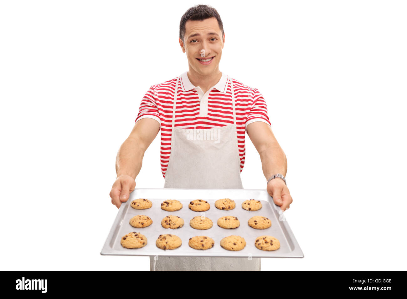 Allegro guy tenendo un vassoio con fatti in casa biscotti con scaglie di cioccolato isolato su sfondo bianco Foto Stock