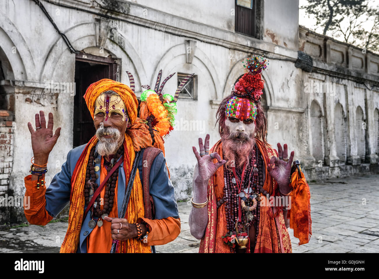 Girovagando Shaiva sadhus (uomini santi) con tradizionale verniciatura della scocca in un antico tempio di Pashupatinath Foto Stock