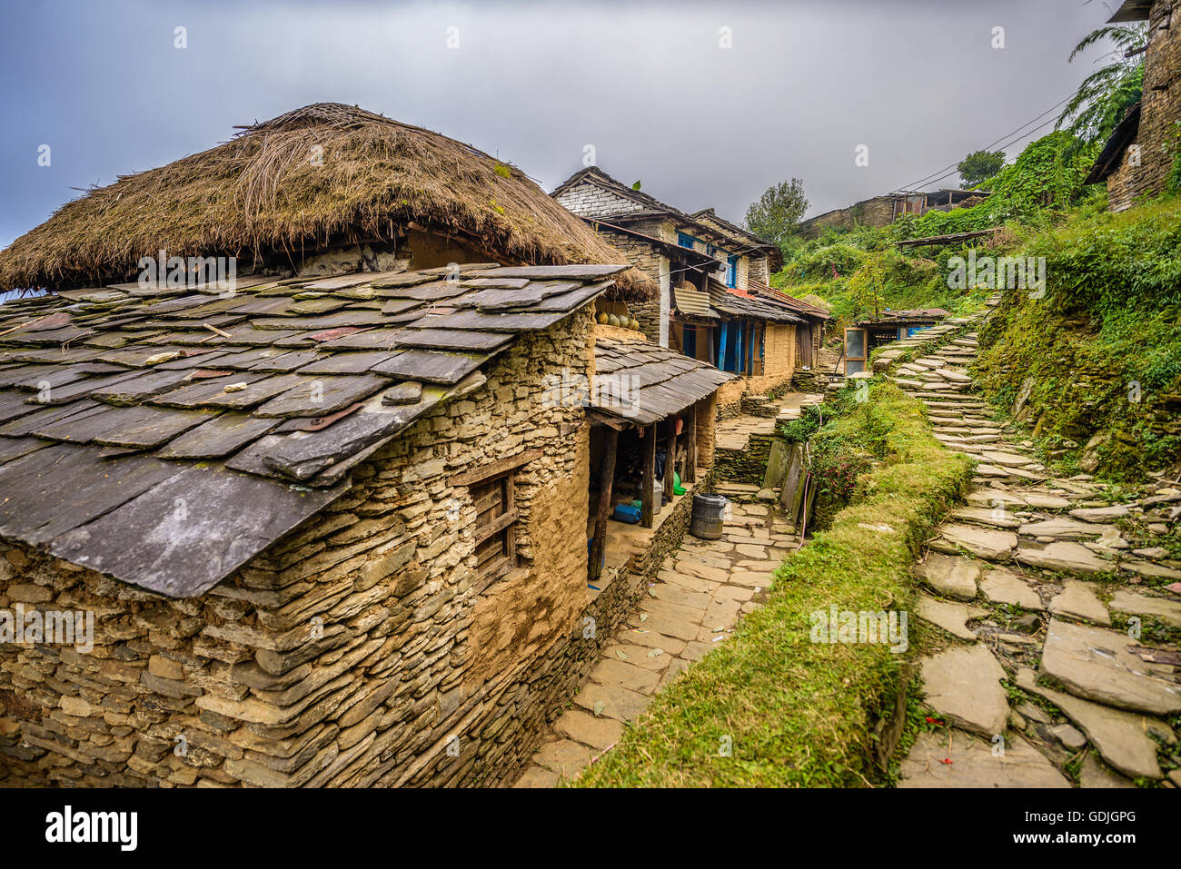 Villaggio di Dhampus situato in Himalaya montagne vicino a Pokhara in Nepal Foto Stock