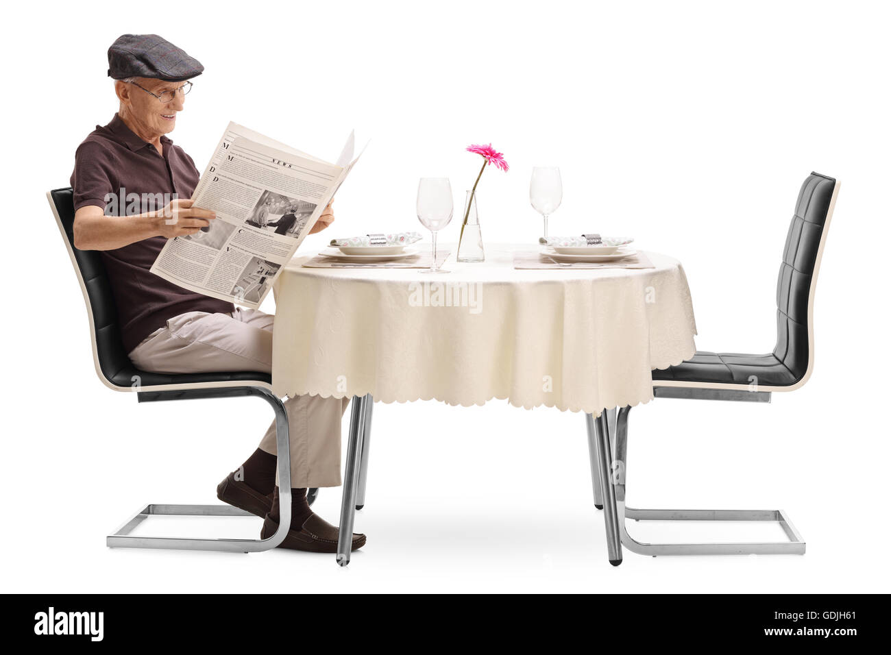 Senior uomo leggendo un giornale seduti a un tavolo ristorante isolato su sfondo bianco Foto Stock