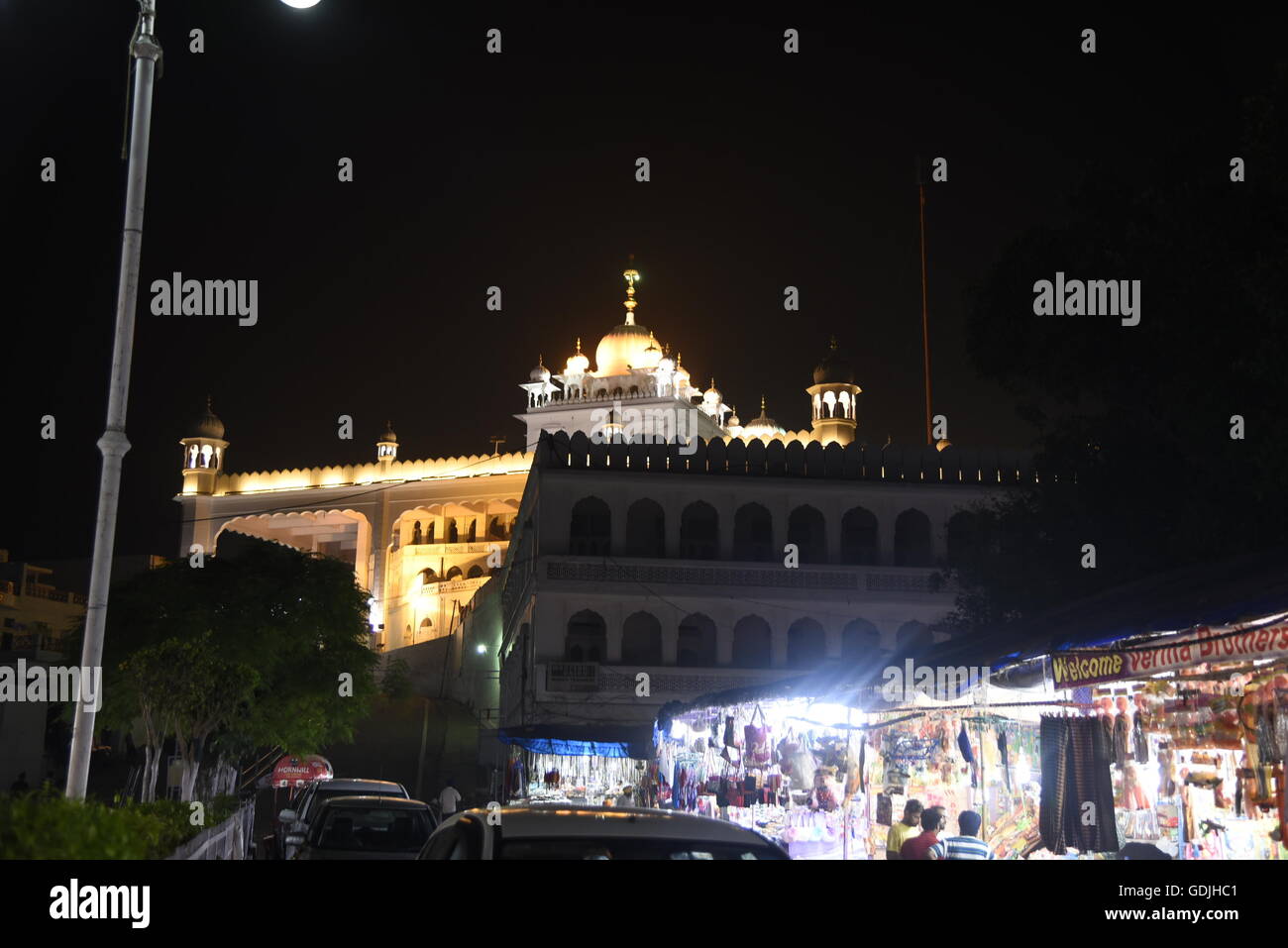 Shri Anandpur sahib Kesgarh takhat Sahib gurdwara religiosa in vista notte alleggerimento nel distretto Rupnagar Punjab, India, Asia Foto Stock