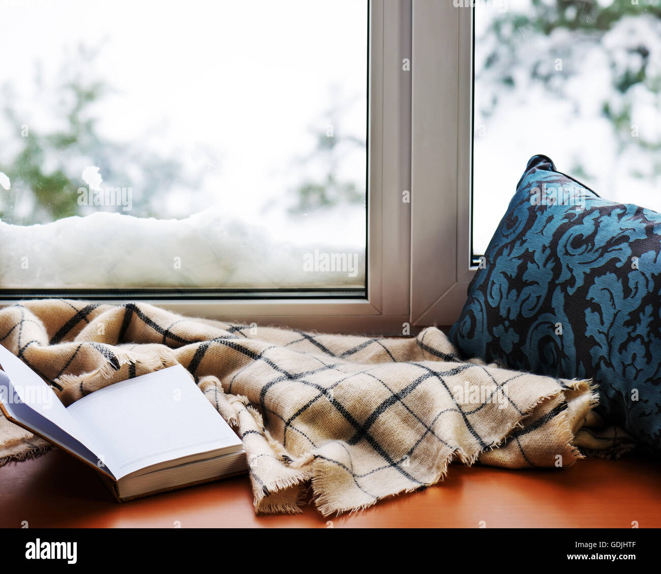 Aprire il blocco note, cuscino, matite e beige caldo plaid situato sul legno stilizzata davanzale. Inverno concetto di comfort e relaxati Foto Stock