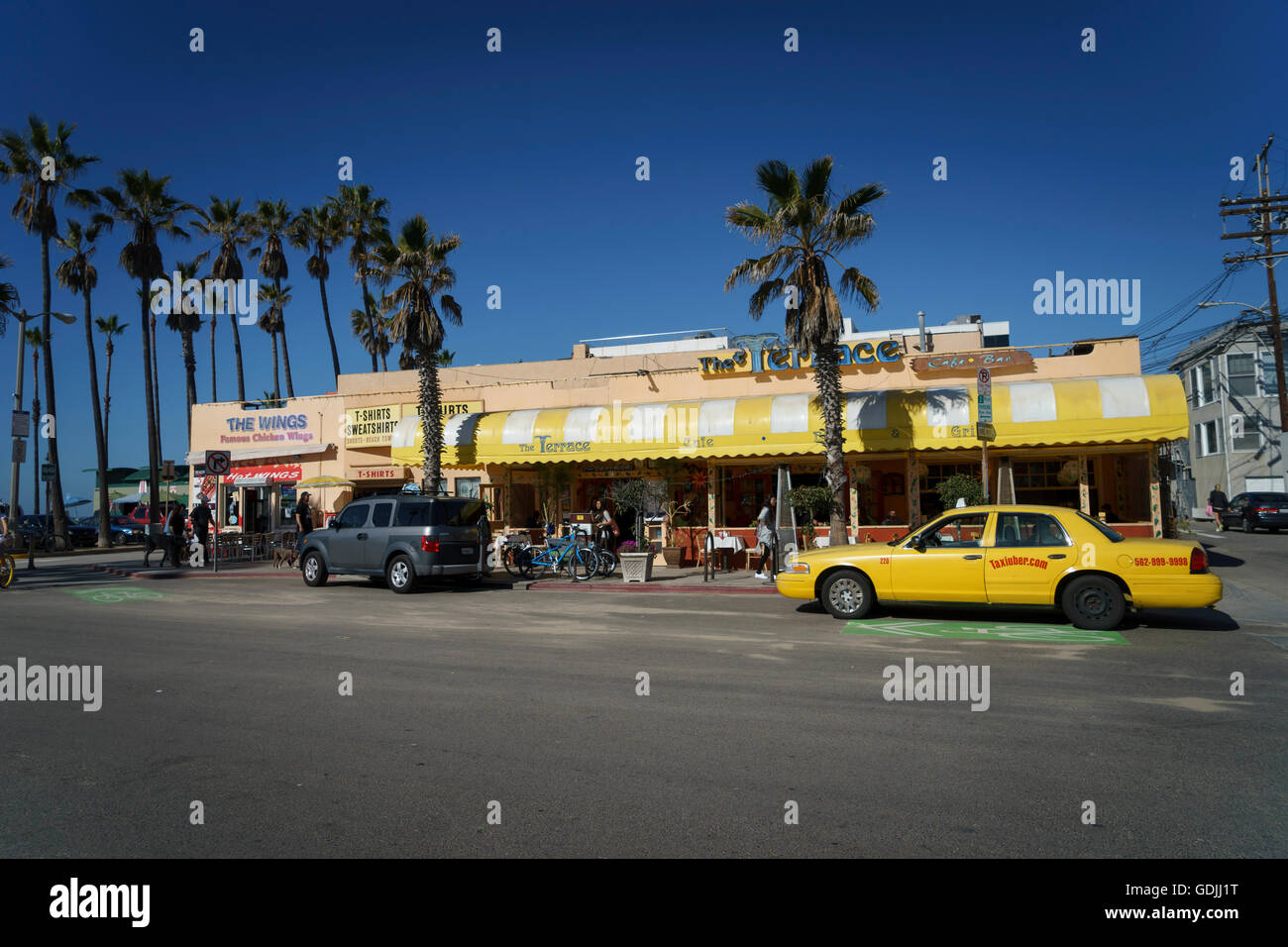 Scena di strada su Washington Blvd, Venezia California che mostra un taxi giallo e il Terrace cafe Foto Stock