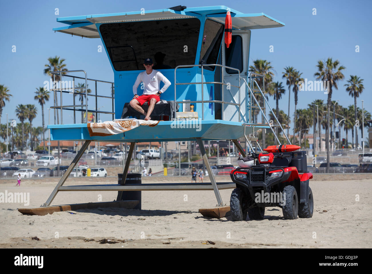 Dipinto di blu stazione bagnino numero 4 di Huntigton Beach con bagnino seduta attentamente e con la sua Honda ATV parcheggiato sotto Foto Stock