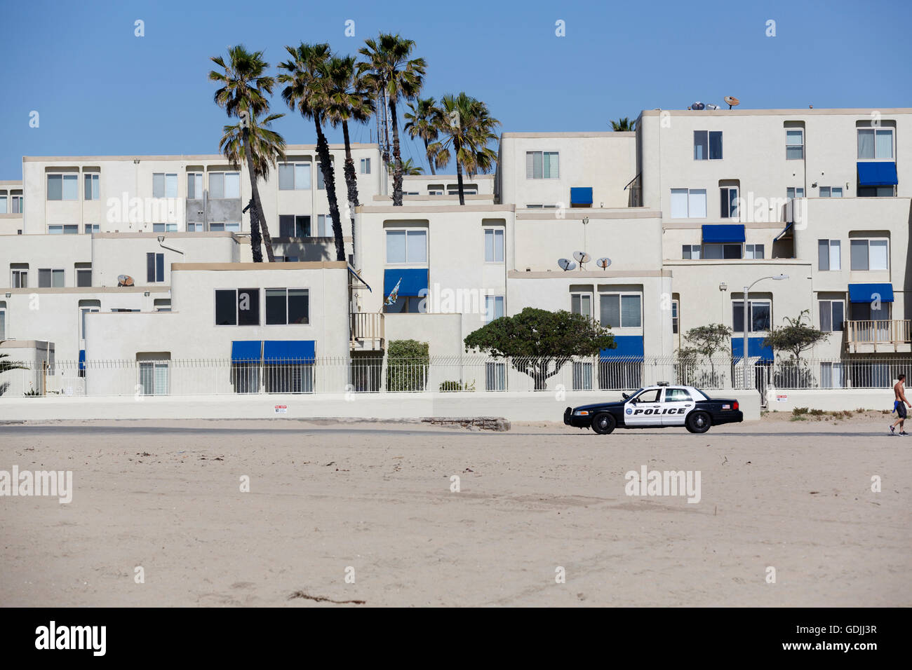 Auto della polizia pattuglia di fronte ad un blocco di appartamenti a Huntington Beach in California Foto Stock