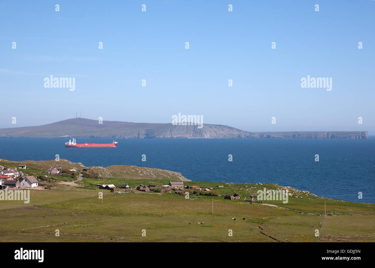 Olio greggio petroliera "Petronordic' in Oriente Voe di Quarff, visto da vicino Fladdabister, Continentale, Shetland, Scotland, Regno Unito Foto Stock