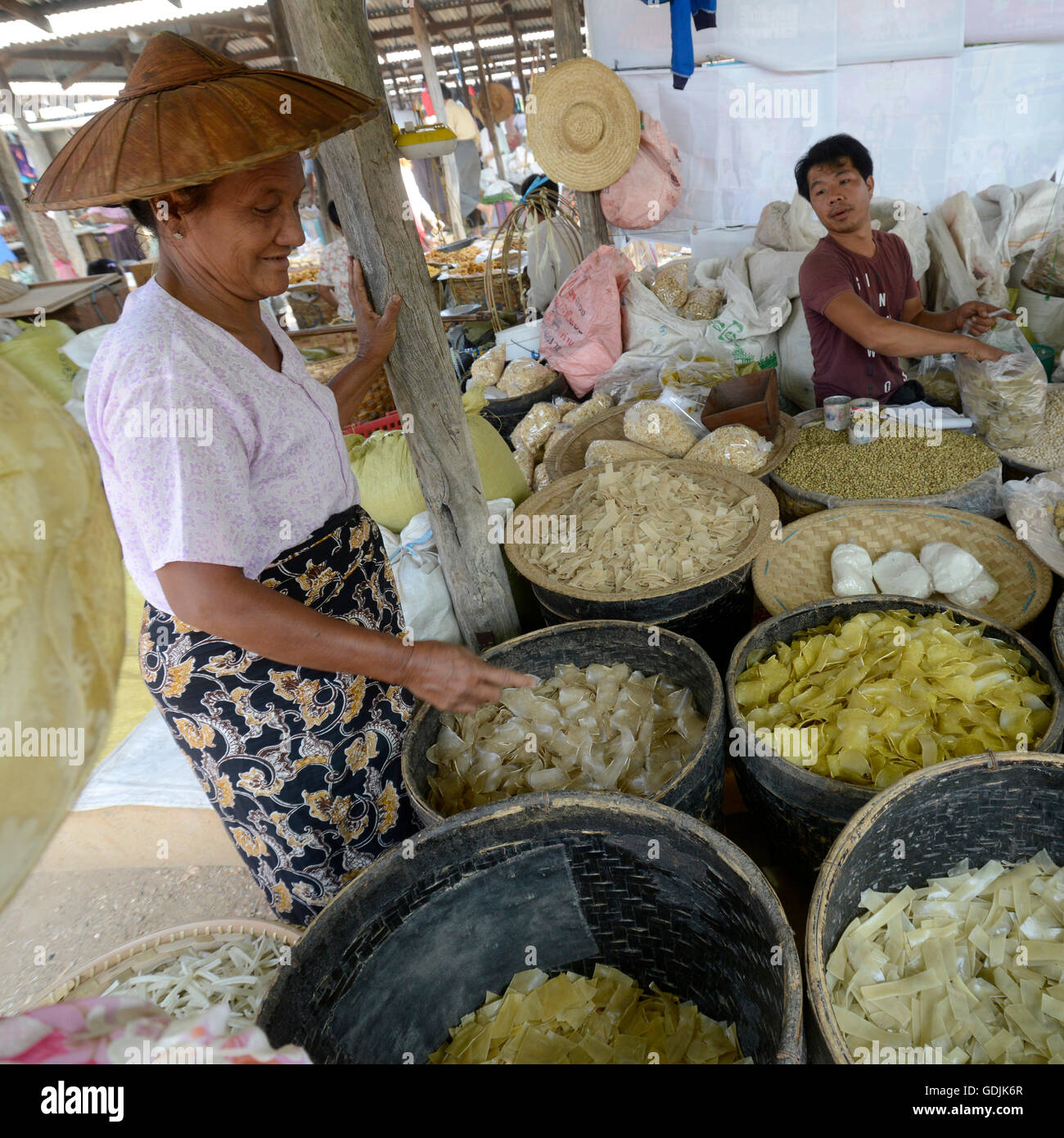 Il mercato al villaggio di Phaung Daw Oo al Lago Inle in stato Shan nella parte orientale del Myanmar in Southeastasia. Foto Stock
