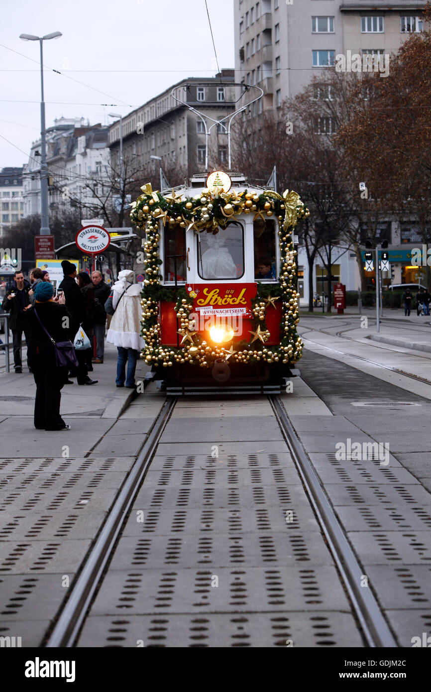 Appositamente decorate Natale tram attraverso le strade di Vienna Foto Stock