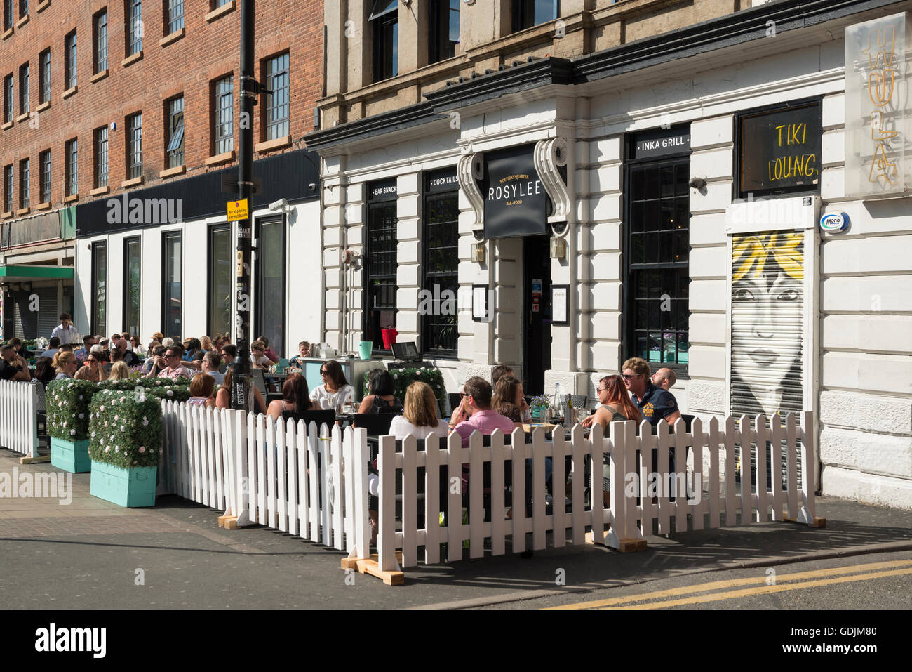Persone sedersi fuori godendo il giardino della birra di Rosylee Bar e ristorante situato nel quartiere settentrionale area di Manchester. Foto Stock