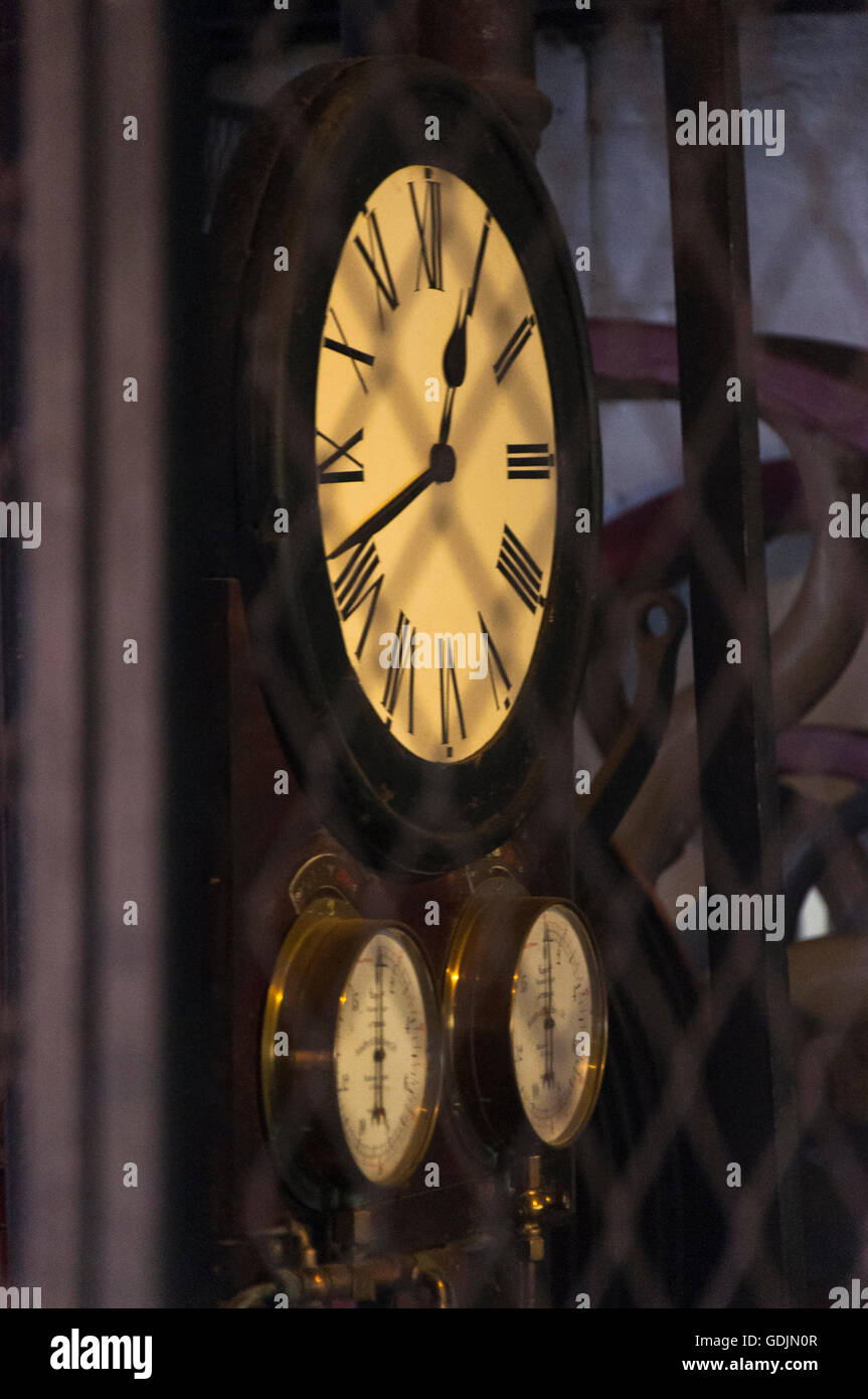 Vecchia fabbrica orologio tempo di pressione con manometro Foto Stock