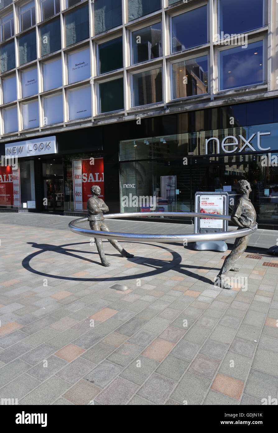 Nae giorno sae scuro (l'anello scultura) di david annand perth high street Scozia Luglio 2016 Foto Stock