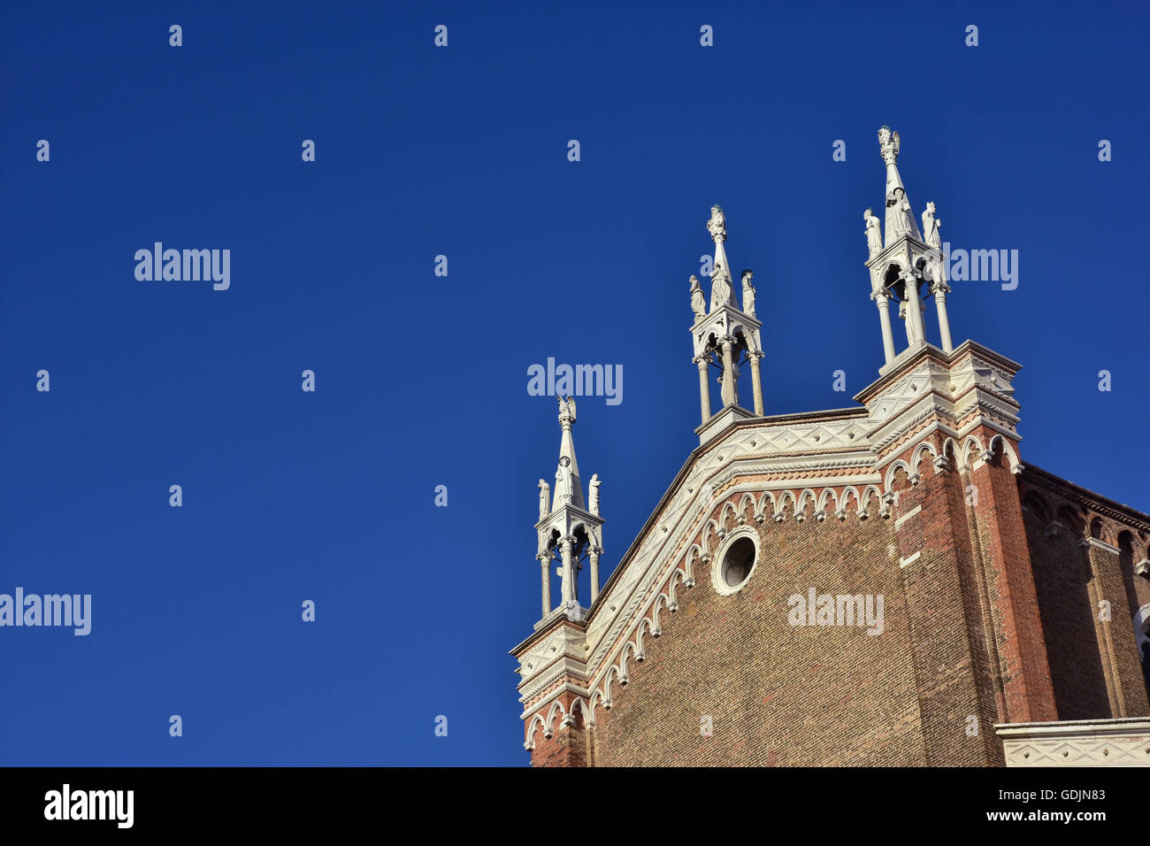 Tre pinnacoli gotici con santi nella parte superiore dei SS Giovanni e Paolo basilica medioevale a Venezia Foto Stock