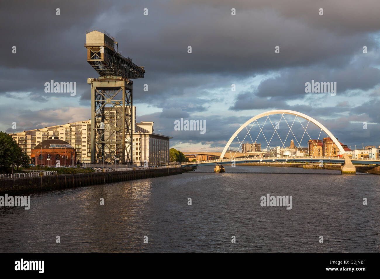 Stormclouds sul fiume Clyde a Glasgow. Illustrato nella foto sono il "Ponte quinty' (Clyde Arc) e l'Finnieston gru. Foto Stock