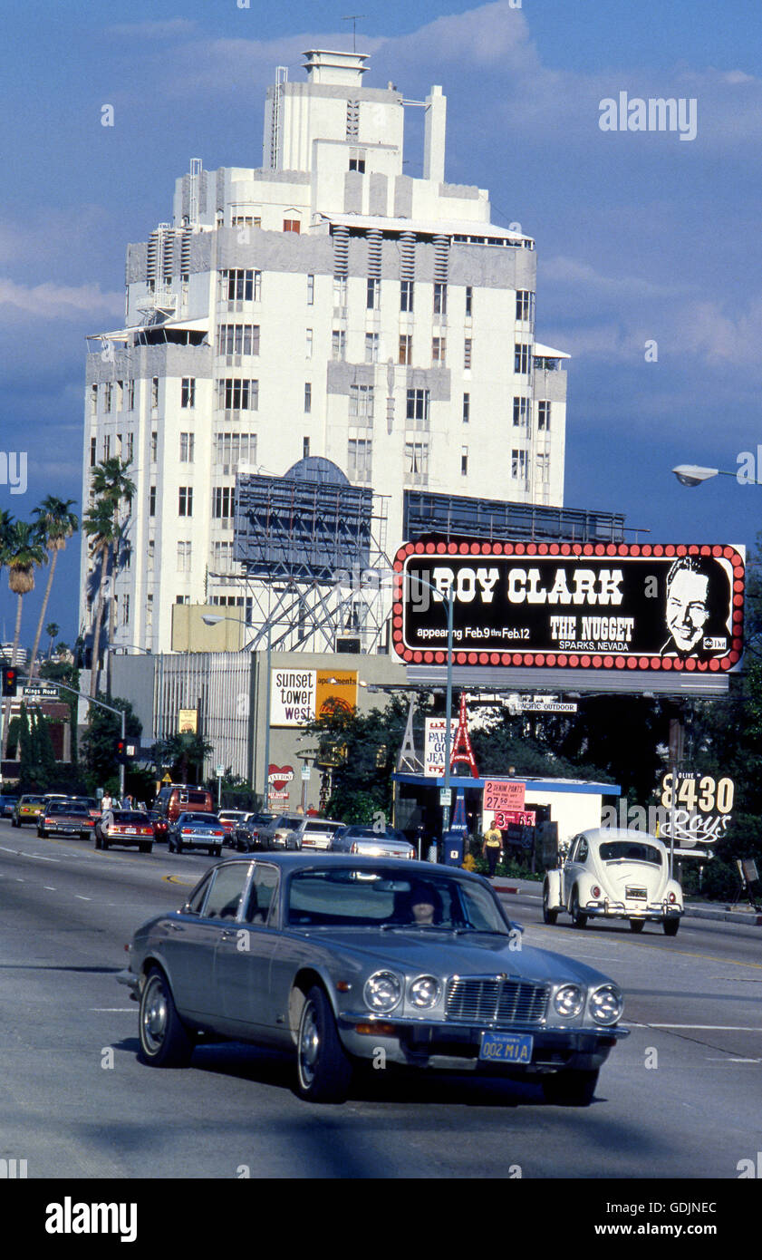 Sunset Strip con Roy Clark billboard e il Sunset Tower Hotel circa settanta Foto Stock