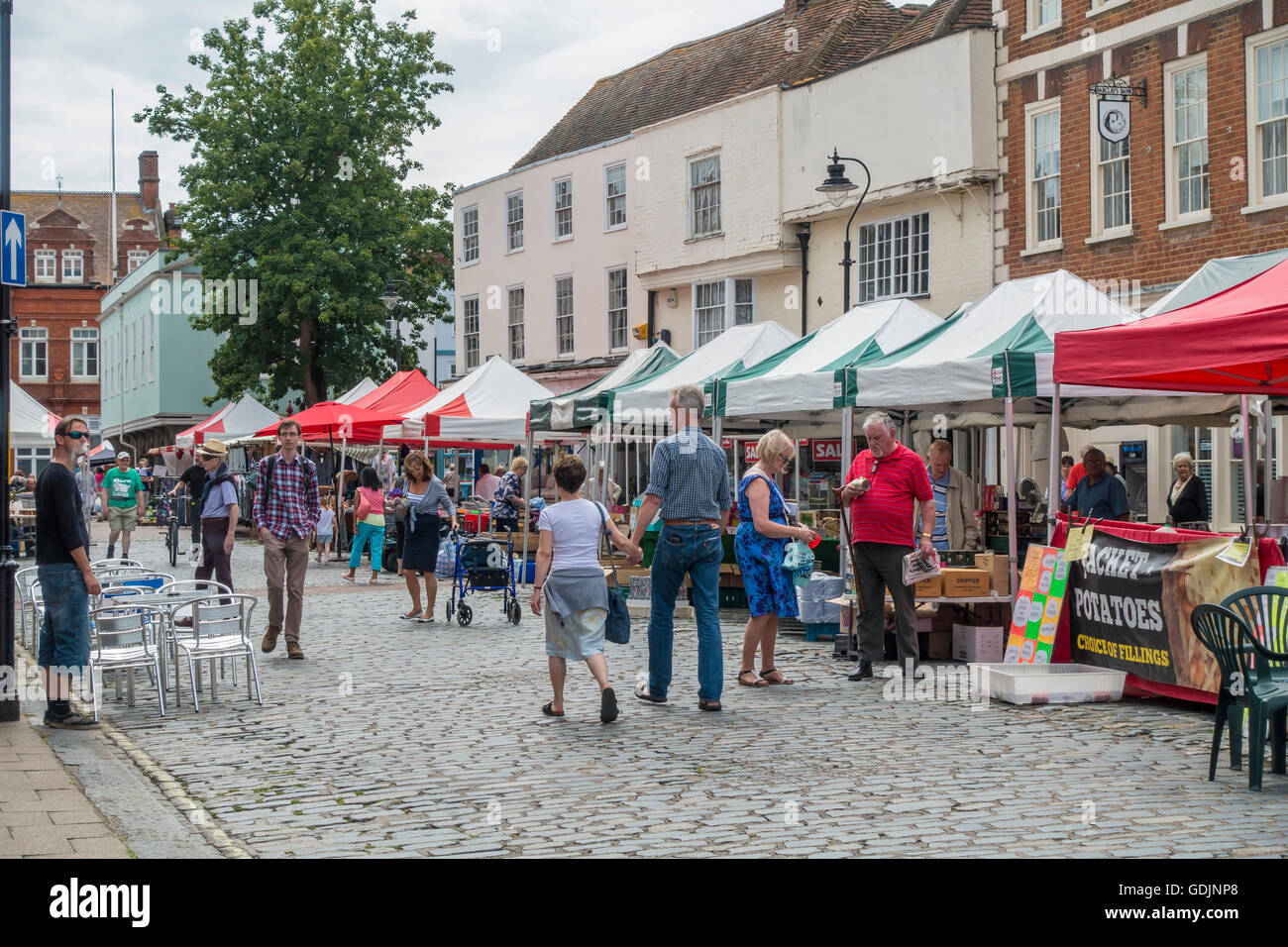 Giorno di mercato Market Place Faversham Kent England Regno Unito Foto Stock